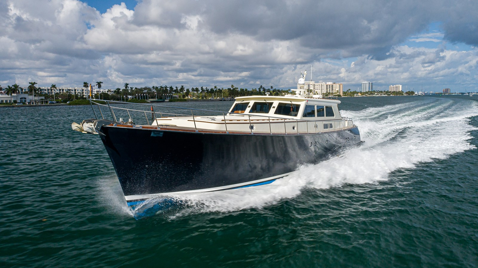 https://arconyachts.ams3.digitaloceanspaces.com/84651/conversions/large_4344872-optimize.jpg