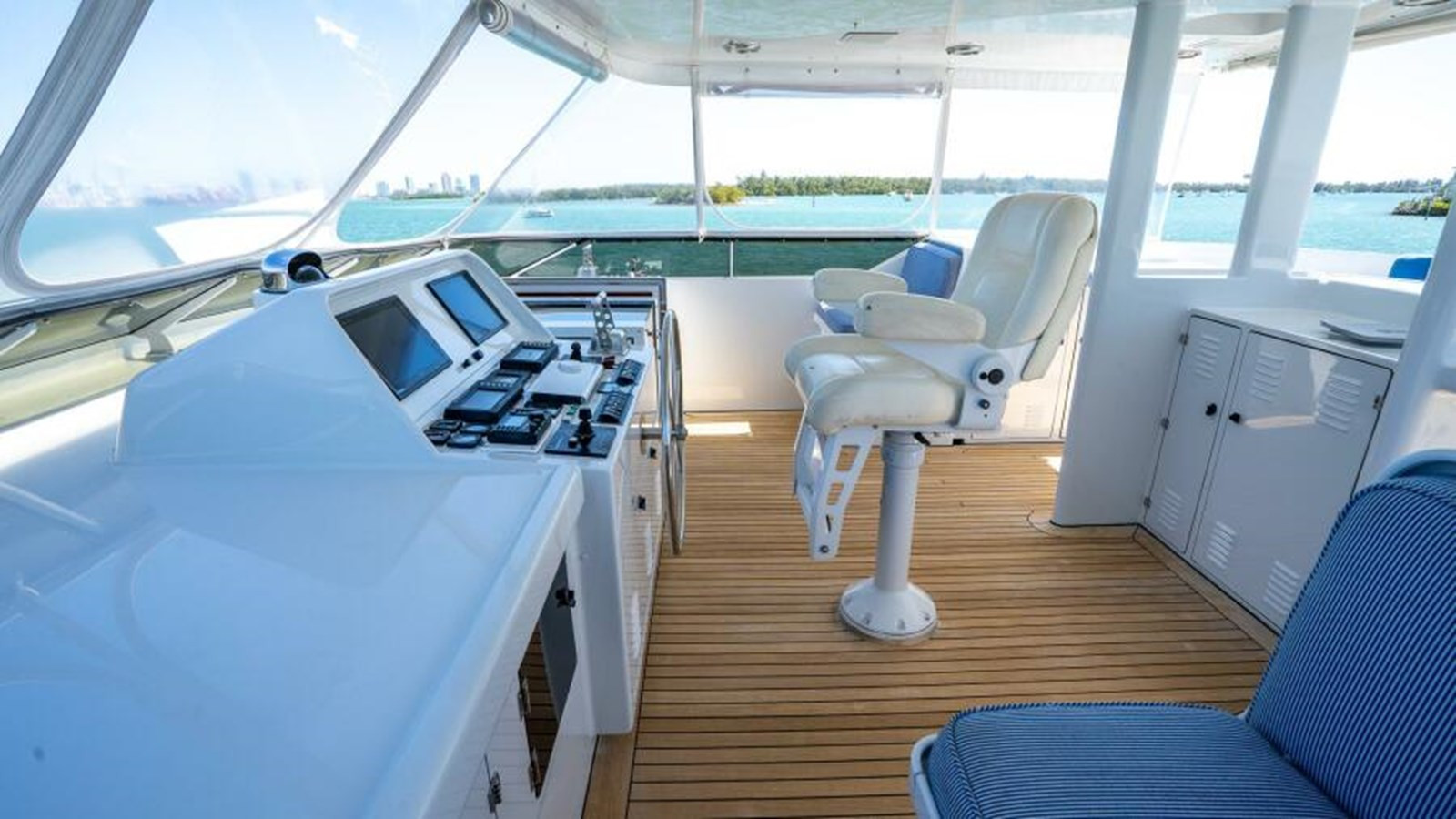 https://arconyachts.ams3.digitaloceanspaces.com/84764/conversions/large_4593623-optimize.jpg