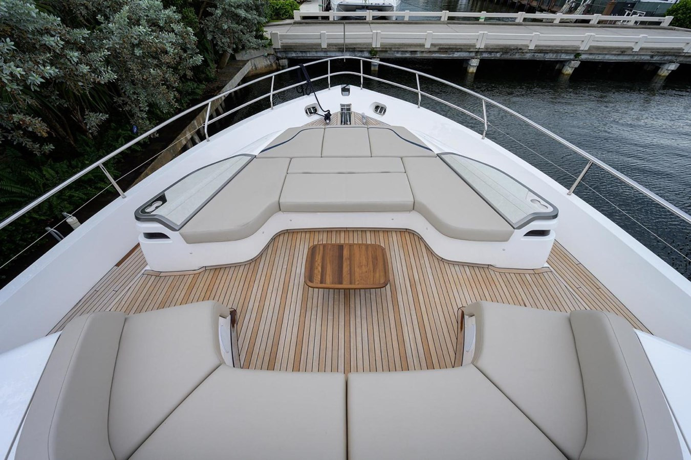 https://arconyachts.ams3.digitaloceanspaces.com/84831/conversions/large_4533273-optimize.jpg