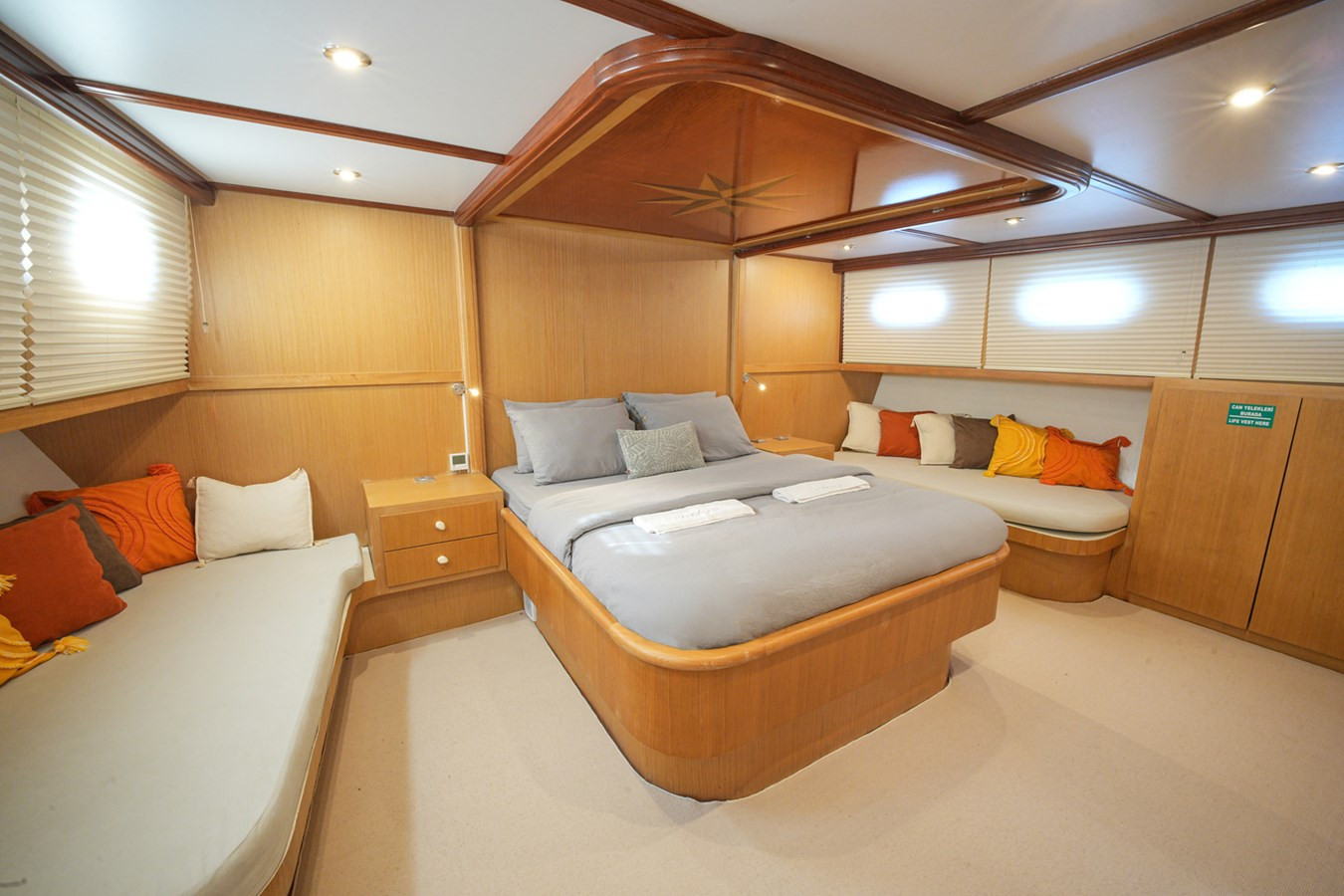 https://arconyachts.ams3.digitaloceanspaces.com/85003/conversions/large_4741640-optimize.jpg