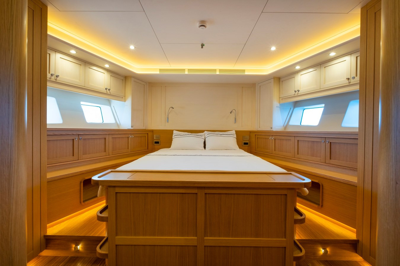 https://arconyachts.ams3.digitaloceanspaces.com/85131/conversions/large_4001595-optimize.jpg