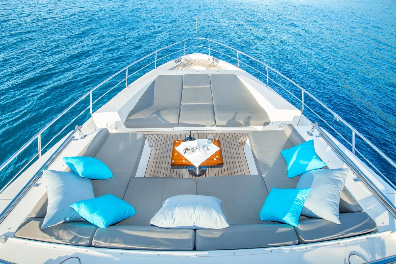 https://arconyachts.ams3.digitaloceanspaces.com/85159/conversions/large_4460418-optimize.jpg