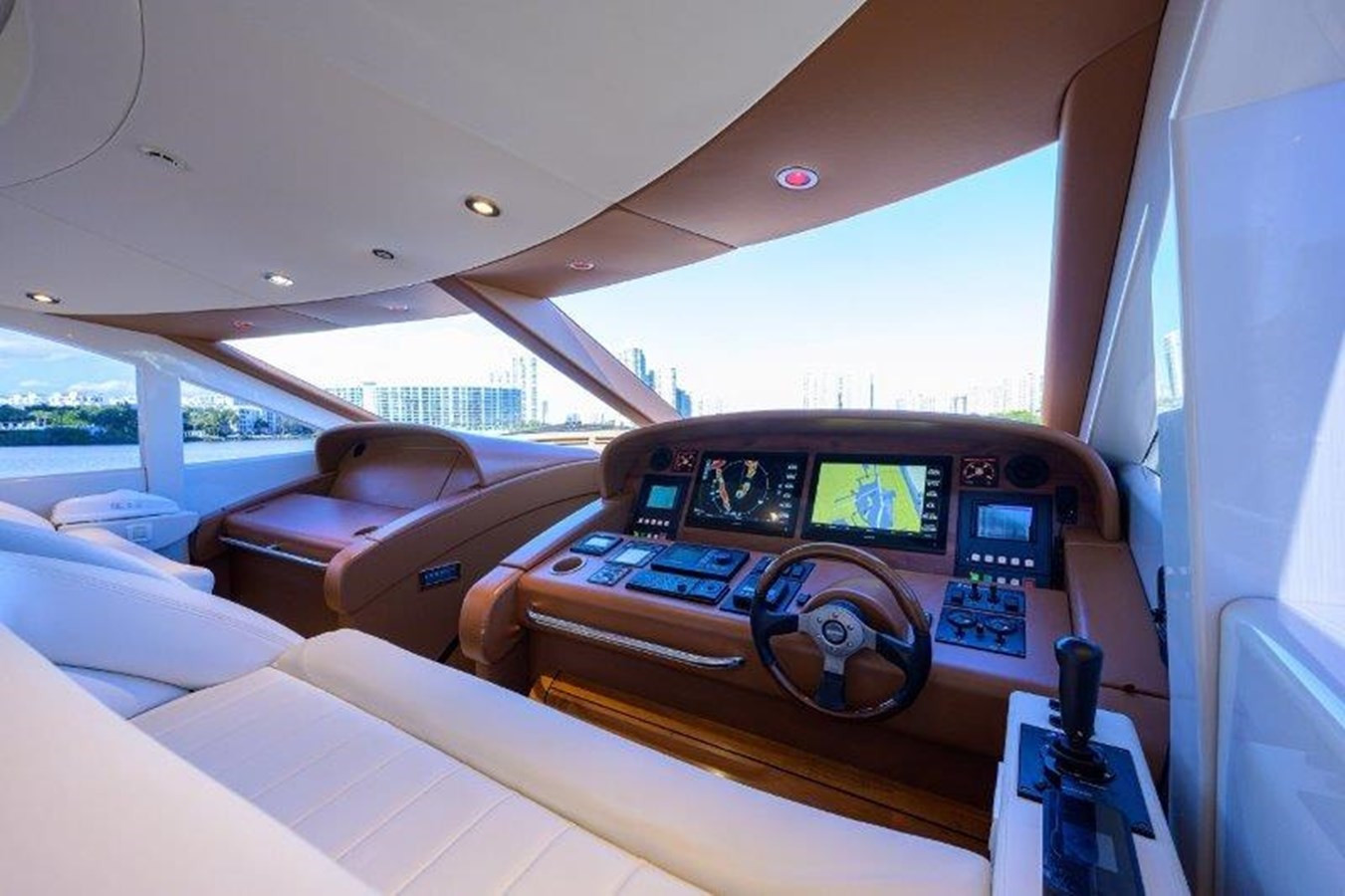 https://arconyachts.ams3.digitaloceanspaces.com/85301/conversions/large_4772770-optimize.jpg