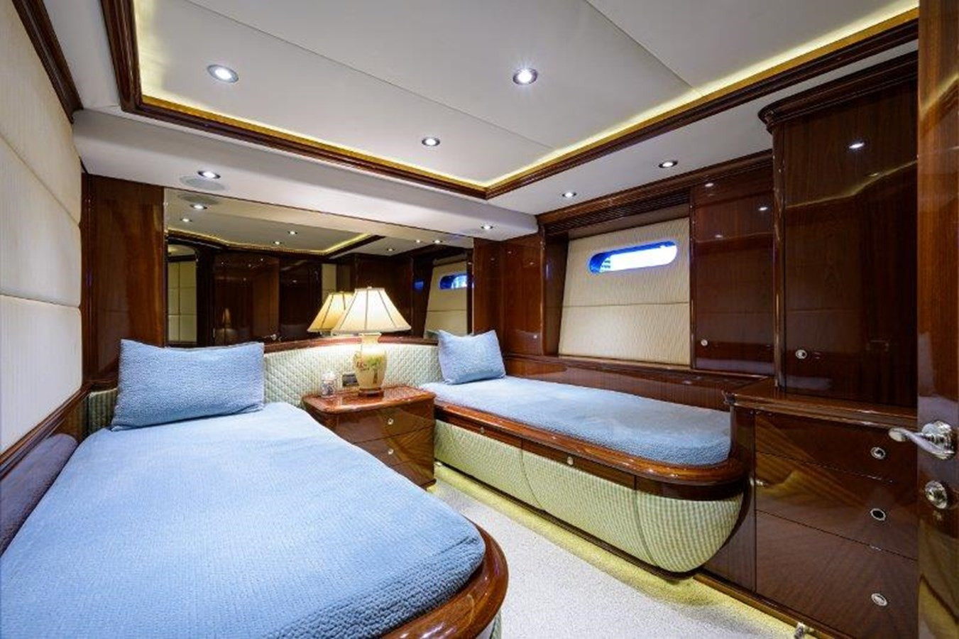 https://arconyachts.ams3.digitaloceanspaces.com/85321/conversions/large_4772777-optimize.jpg