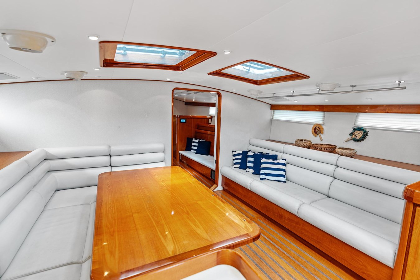 https://arconyachts.ams3.digitaloceanspaces.com/85327/conversions/large_4646599-optimize.jpg