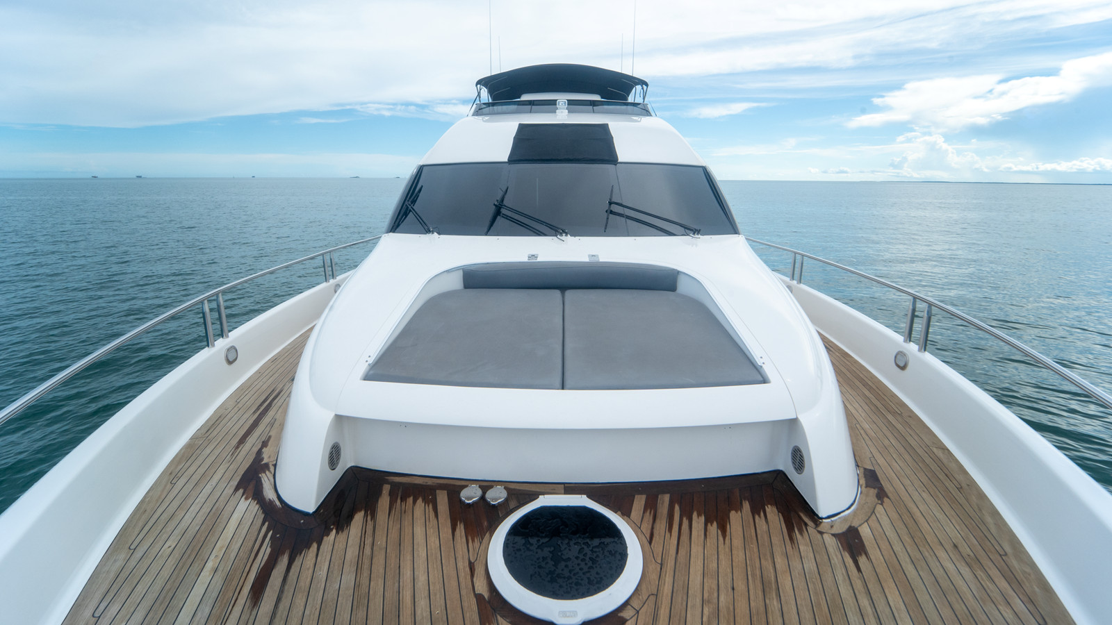 https://arconyachts.ams3.digitaloceanspaces.com/85403/conversions/large_4824652-optimize.jpg