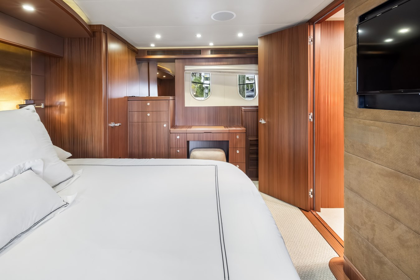 https://arconyachts.ams3.digitaloceanspaces.com/85412/conversions/large_4832793-optimize.jpg
