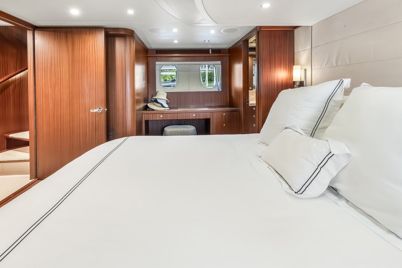 https://arconyachts.ams3.digitaloceanspaces.com/85428/conversions/large_4832800-optimize.jpg
