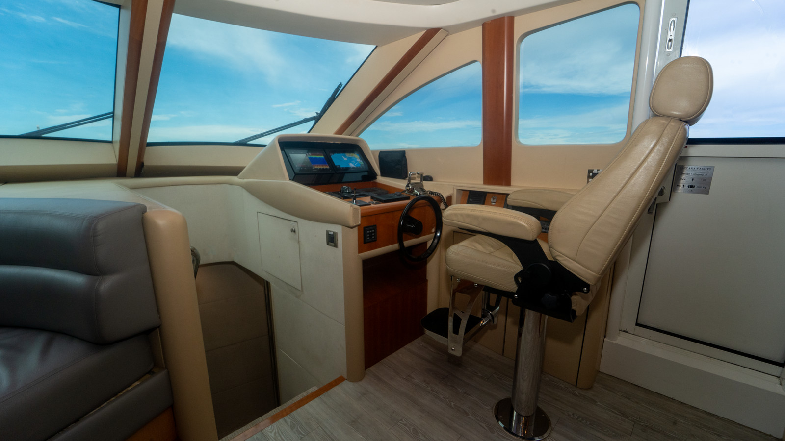 https://arconyachts.ams3.digitaloceanspaces.com/85437/conversions/large_4824662-optimize.jpg