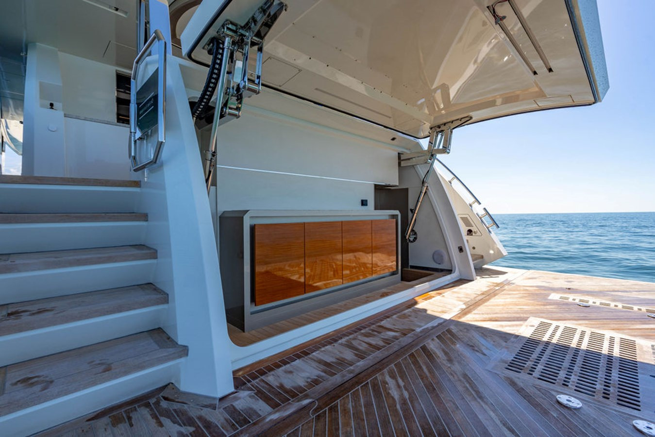 https://arconyachts.ams3.digitaloceanspaces.com/85456/conversions/large_4848066-optimize.jpg