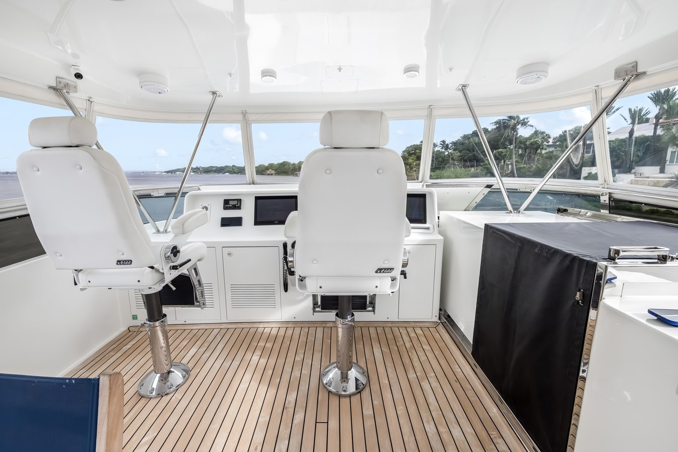 https://arconyachts.ams3.digitaloceanspaces.com/85468/conversions/large_4832817-optimize.jpg