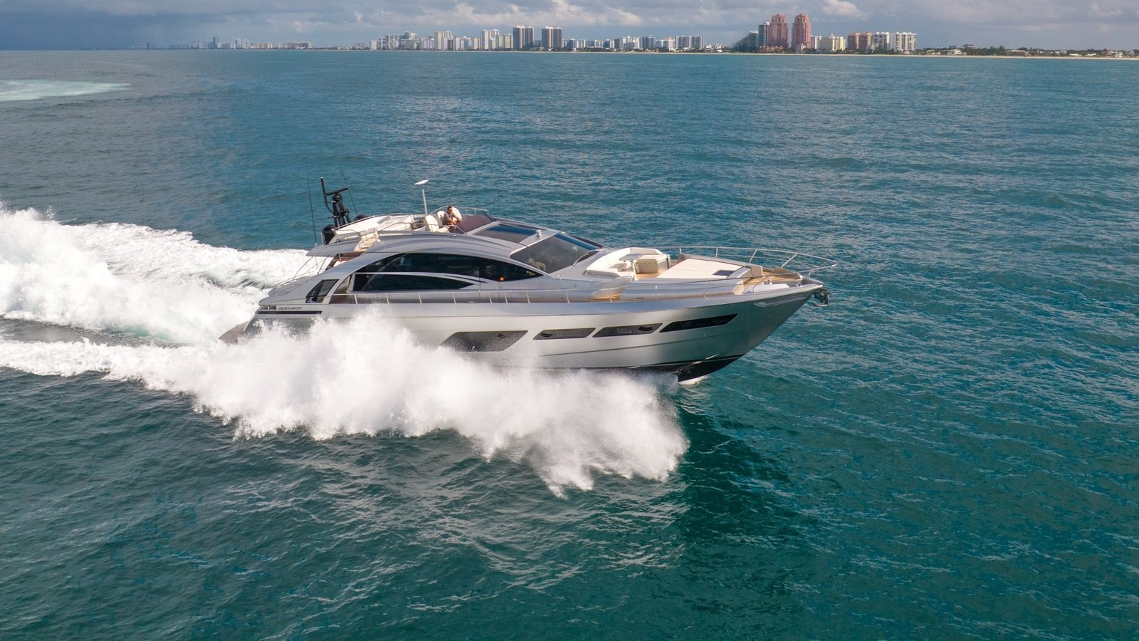 https://arconyachts.ams3.digitaloceanspaces.com/85545/conversions/large_4856850-optimize.jpg
