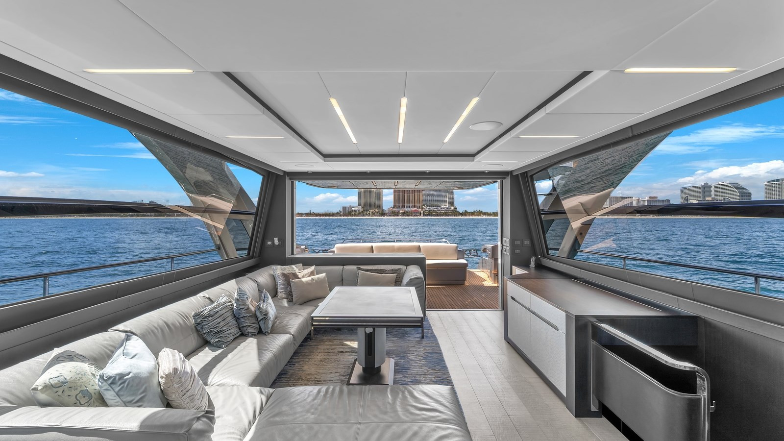 https://arconyachts.ams3.digitaloceanspaces.com/85570/conversions/large_4856863-optimize.jpg