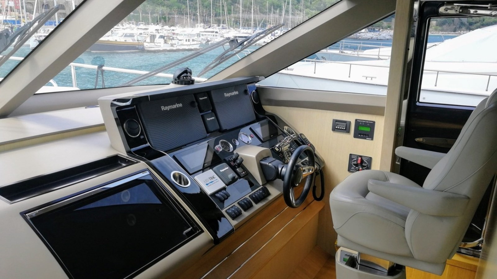 https://arconyachts.ams3.digitaloceanspaces.com/85647/conversions/large_4455010-optimize.jpg