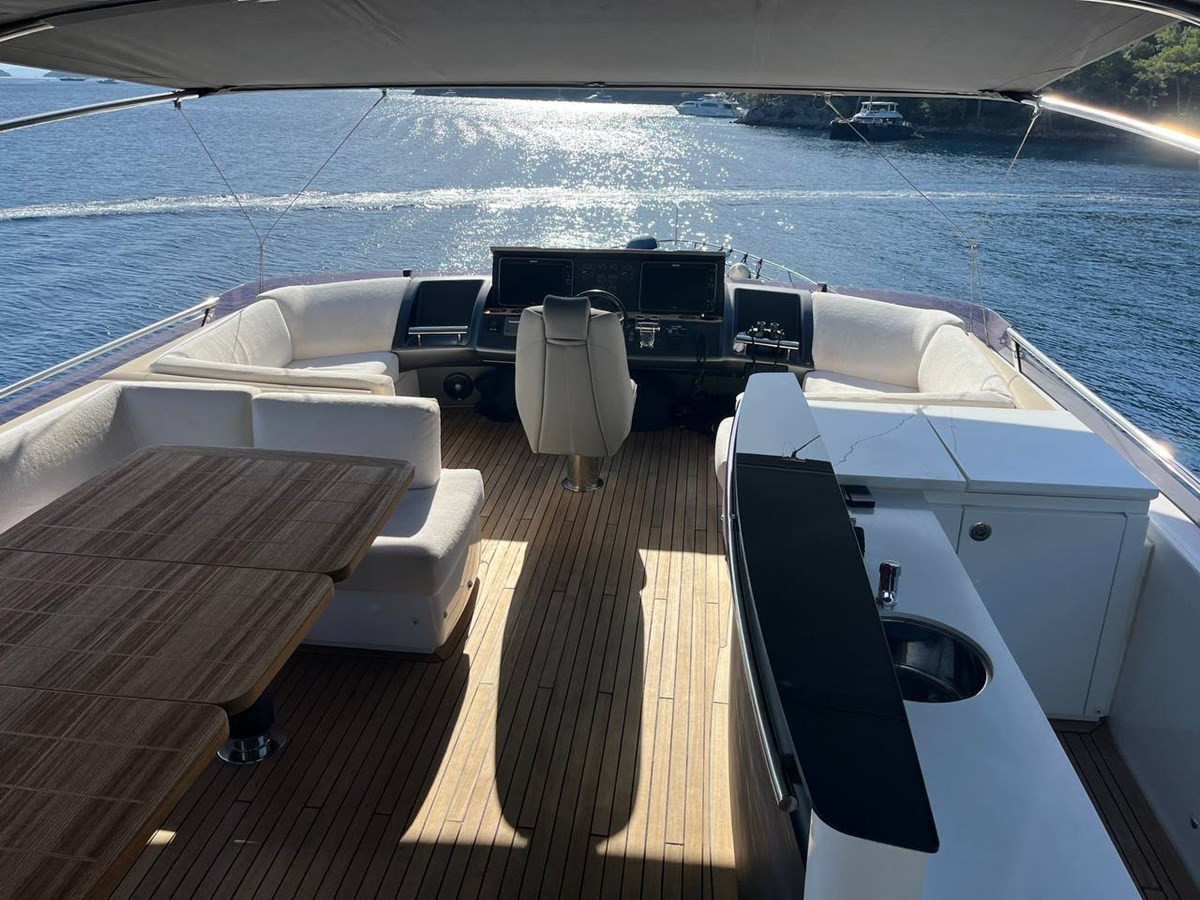 https://arconyachts.ams3.digitaloceanspaces.com/85671/conversions/large_4455019-optimize.jpg