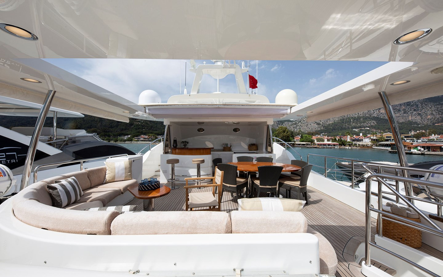 https://arconyachts.ams3.digitaloceanspaces.com/85687/conversions/large_4558459-optimize.jpg