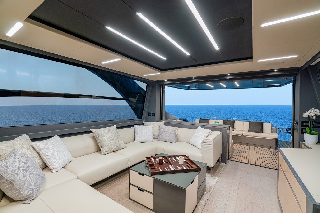 https://arconyachts.ams3.digitaloceanspaces.com/85882/conversions/large_4221091-optimize.jpg