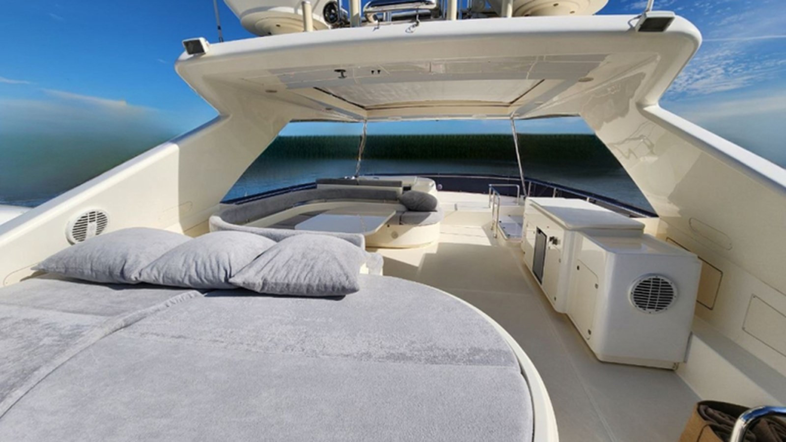 https://arconyachts.ams3.digitaloceanspaces.com/85899/conversions/large_4447333-optimize.jpg