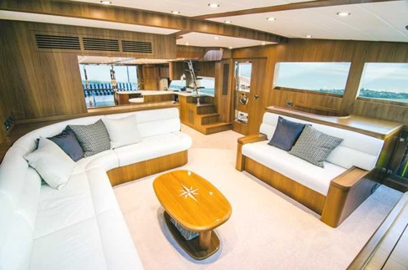 https://arconyachts.ams3.digitaloceanspaces.com/85938/conversions/large_4559192-optimize.jpg