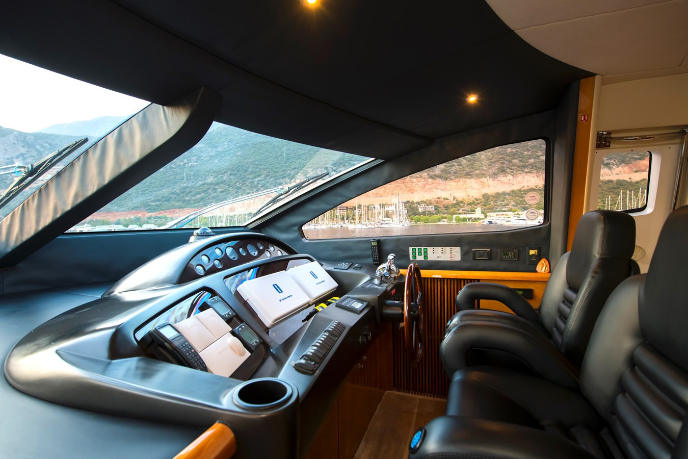 https://arconyachts.ams3.digitaloceanspaces.com/86069/conversions/large_4745996-optimize.jpg
