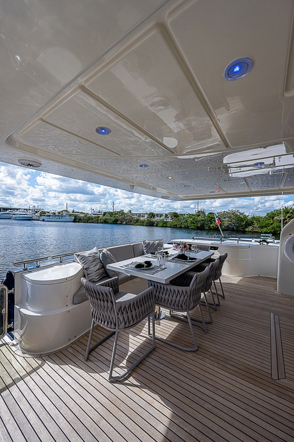 https://arconyachts.ams3.digitaloceanspaces.com/86074/conversions/large_4594343-optimize.jpg