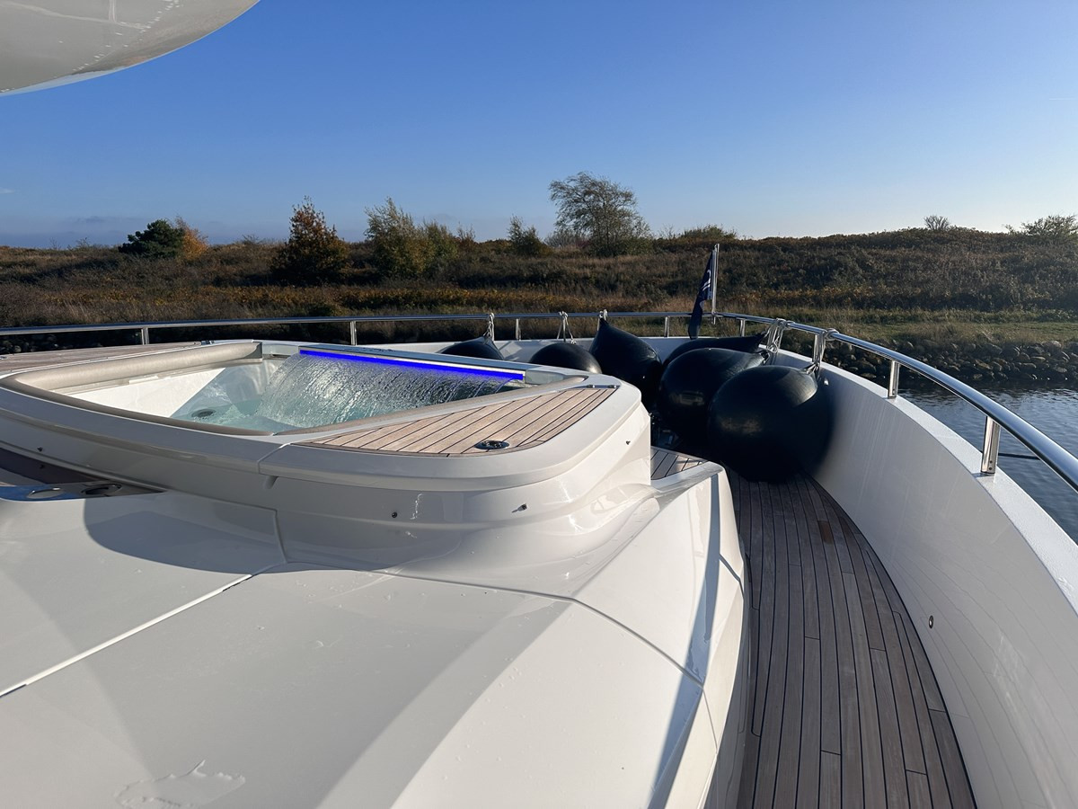 https://arconyachts.ams3.digitaloceanspaces.com/86207/conversions/large_4678709-optimize.jpg