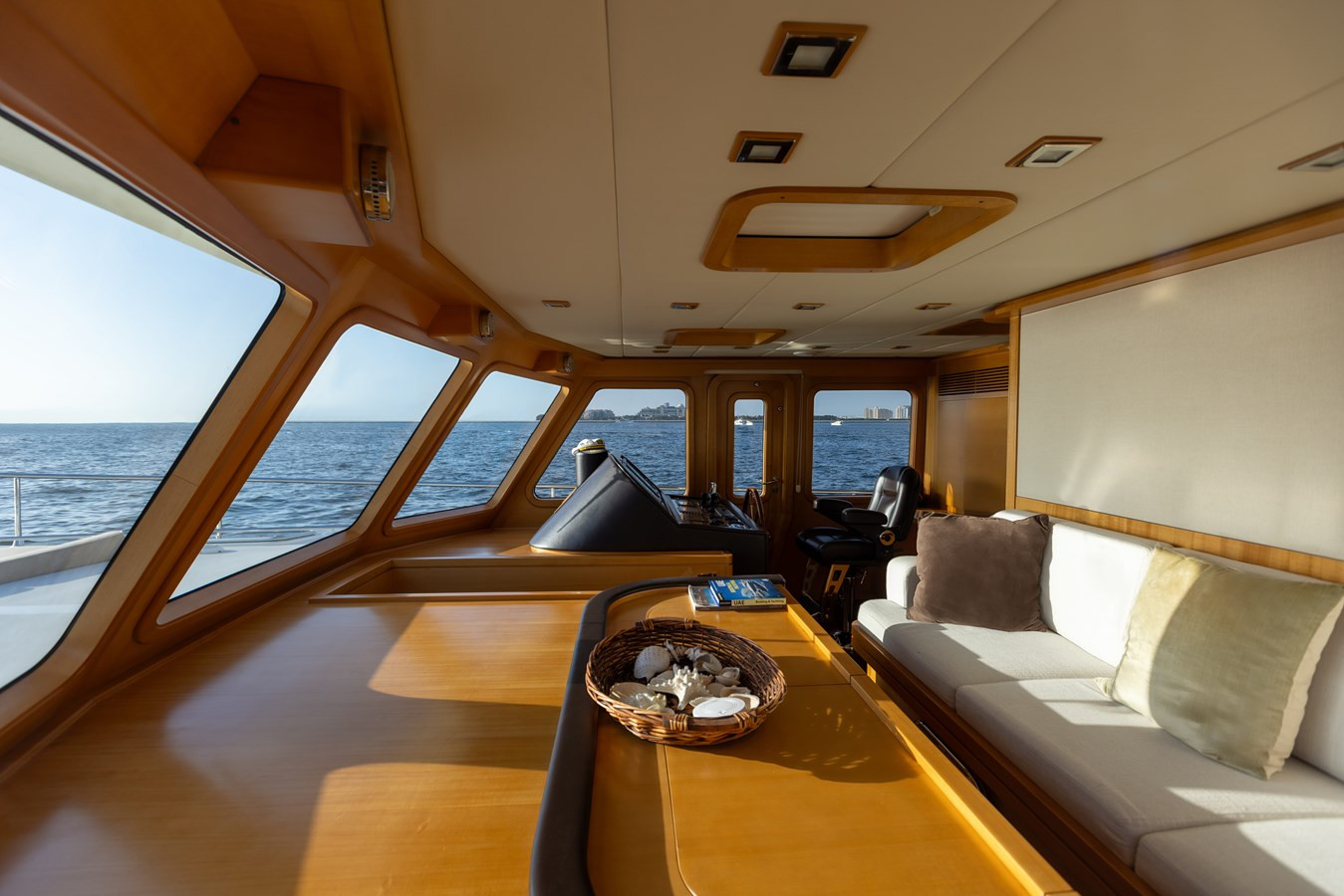 https://arconyachts.ams3.digitaloceanspaces.com/86416/conversions/large_4182281-optimize.jpg