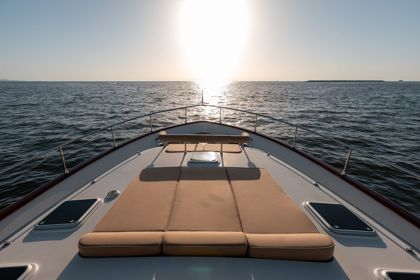 https://arconyachts.ams3.digitaloceanspaces.com/86457/conversions/large_4182278-optimize.jpg