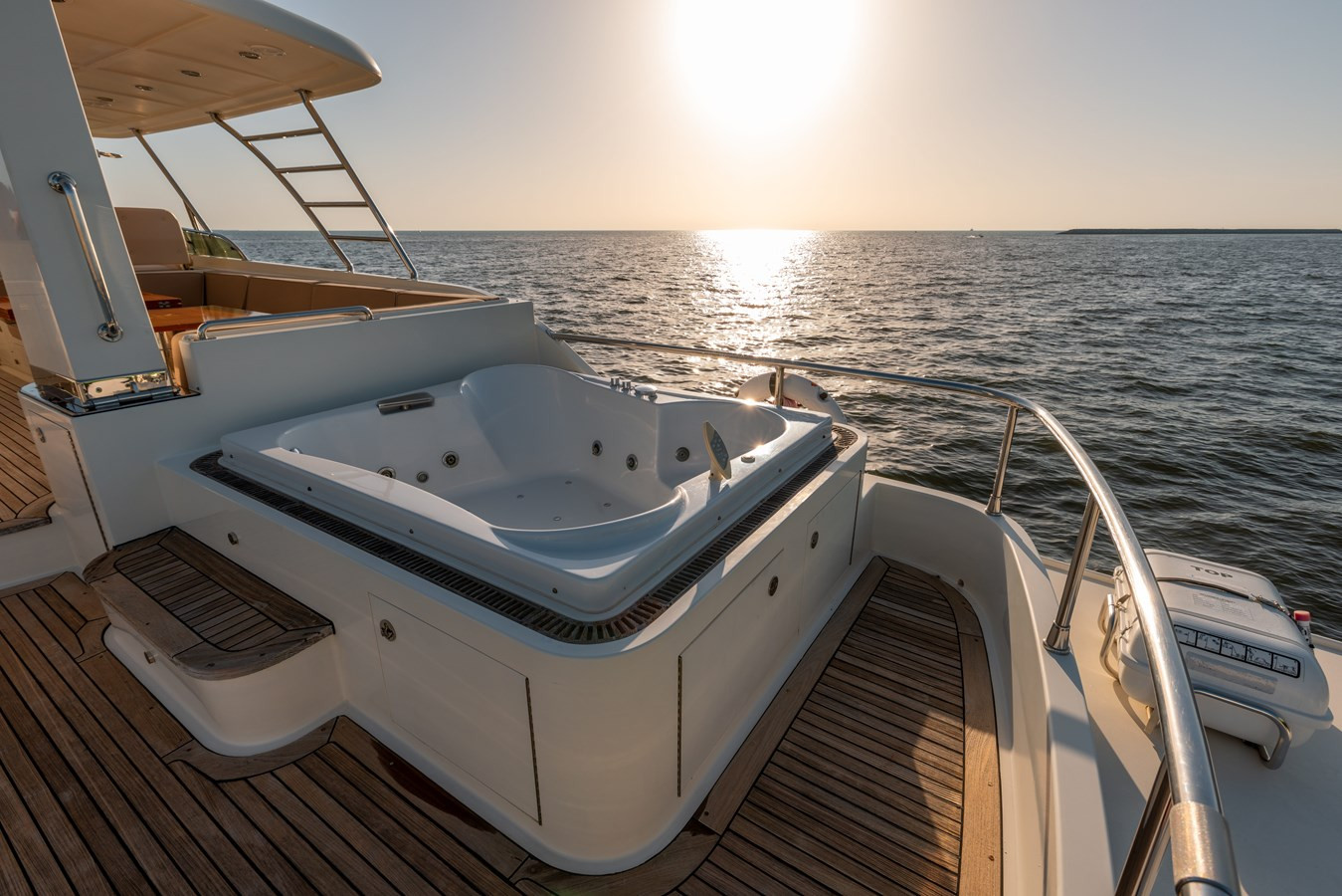 https://arconyachts.ams3.digitaloceanspaces.com/86491/conversions/large_4182275-optimize.jpg