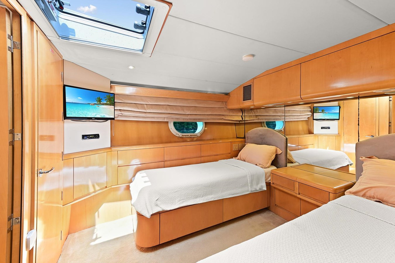 https://arconyachts.ams3.digitaloceanspaces.com/86615/conversions/large_4052280-optimize.jpg