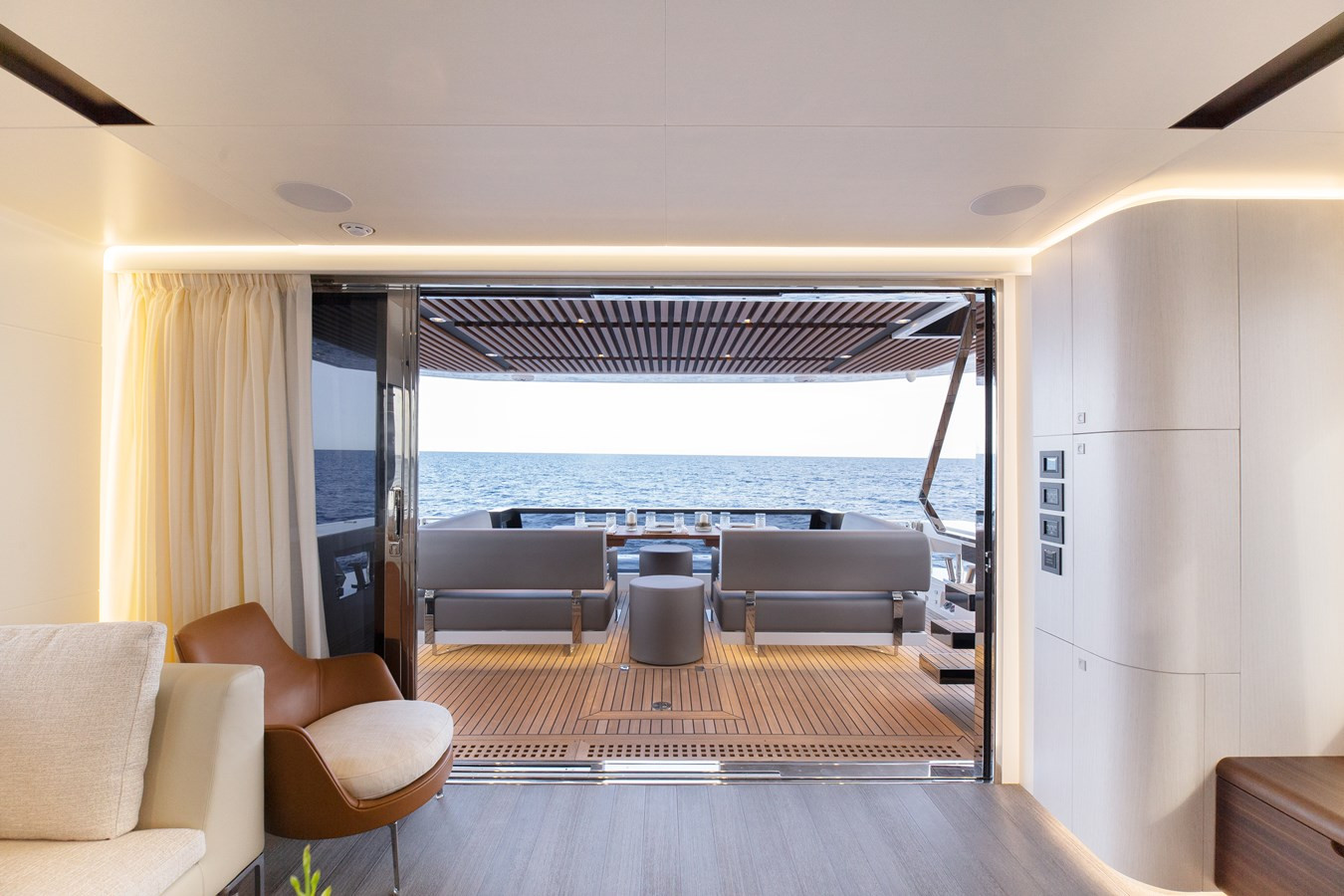 https://arconyachts.ams3.digitaloceanspaces.com/86781/conversions/large_4261150-optimize.jpg