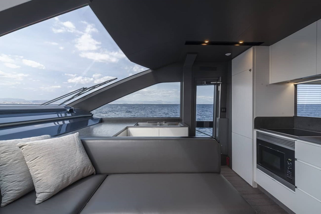 https://arconyachts.ams3.digitaloceanspaces.com/86799/conversions/large_4261156-optimize.jpg
