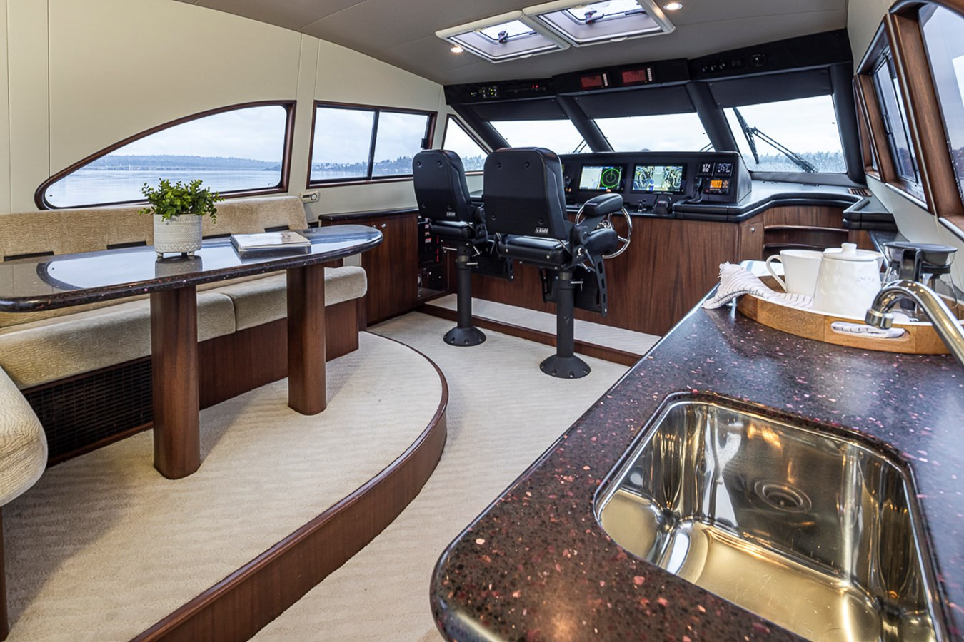 https://arconyachts.ams3.digitaloceanspaces.com/86814/conversions/large_4087220-optimize.jpg