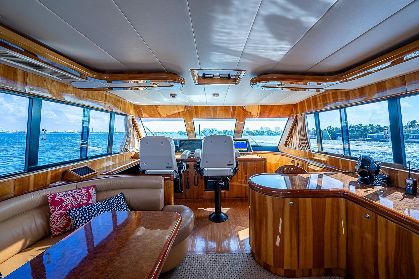 https://arconyachts.ams3.digitaloceanspaces.com/86935/conversions/large_4819304-optimize.jpg