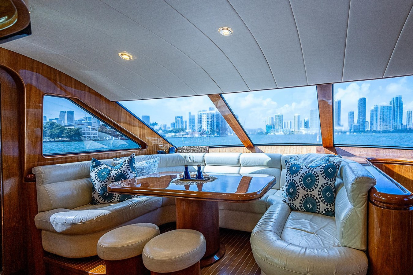 https://arconyachts.ams3.digitaloceanspaces.com/86969/conversions/large_4819317-optimize.jpg