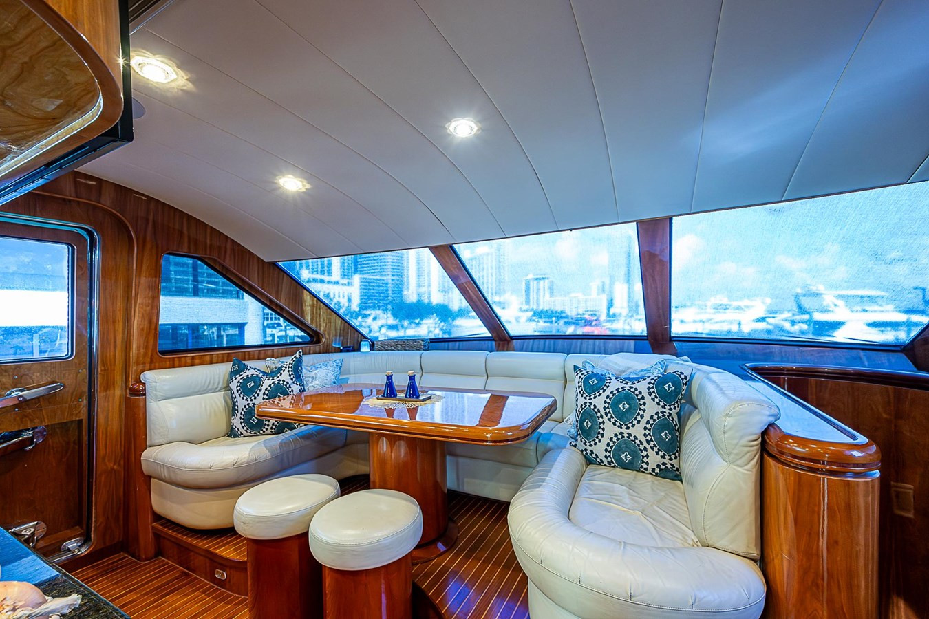 https://arconyachts.ams3.digitaloceanspaces.com/86981/conversions/large_4819321-optimize.jpg