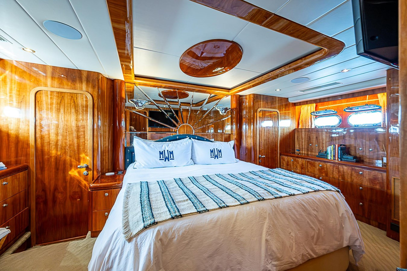 https://arconyachts.ams3.digitaloceanspaces.com/86996/conversions/large_4819326-optimize.jpg