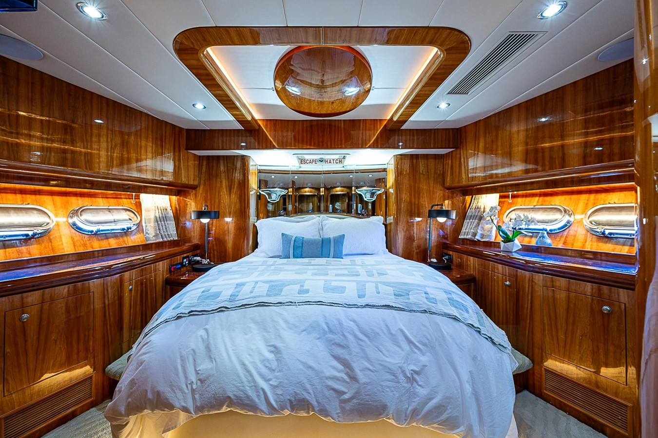 https://arconyachts.ams3.digitaloceanspaces.com/87033/conversions/large_4819342-optimize.jpg
