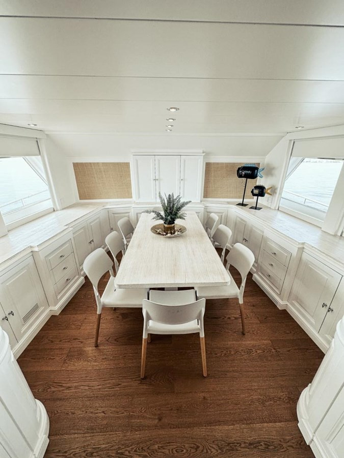 https://arconyachts.ams3.digitaloceanspaces.com/87186/conversions/large_3882404-optimize.jpg