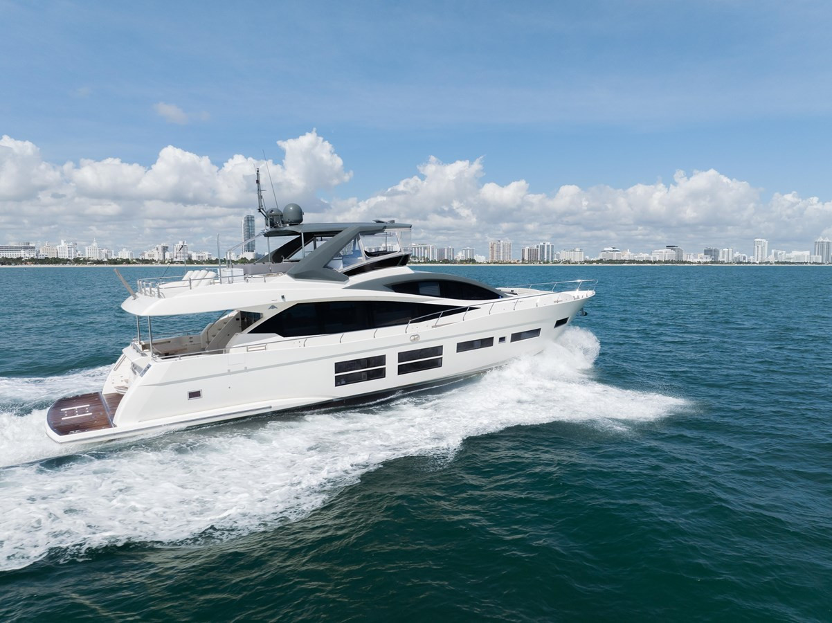 https://arconyachts.ams3.digitaloceanspaces.com/87272/conversions/large_4392610-optimize.jpg