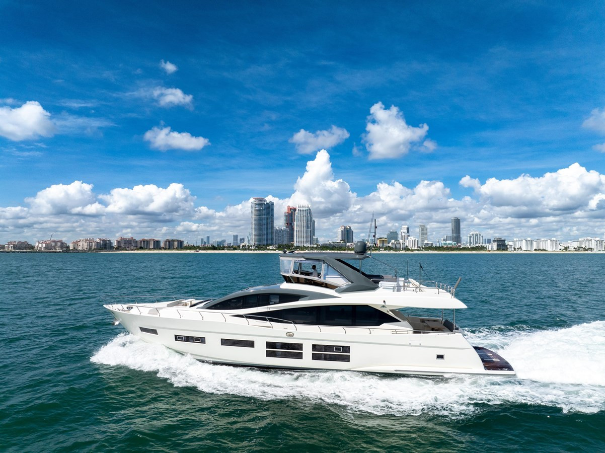 https://arconyachts.ams3.digitaloceanspaces.com/87288/conversions/large_4392615-optimize.jpg