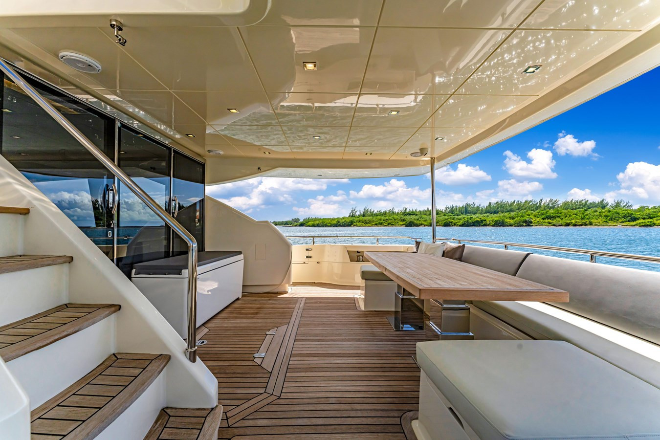 https://arconyachts.ams3.digitaloceanspaces.com/87320/conversions/large_4392627-optimize.jpg