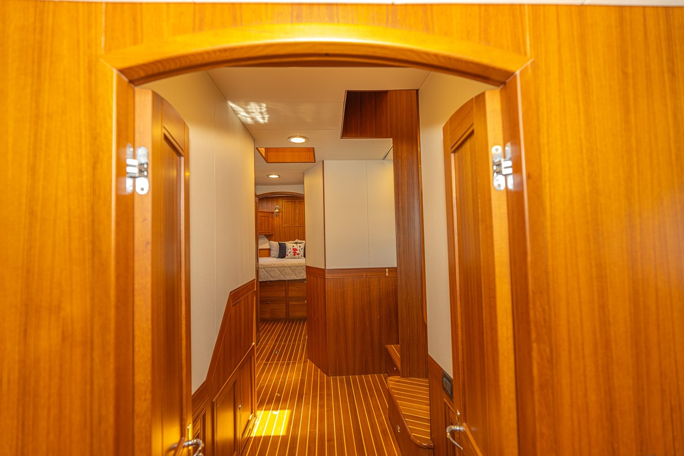 https://arconyachts.ams3.digitaloceanspaces.com/87337/conversions/large_4613167-optimize.jpg