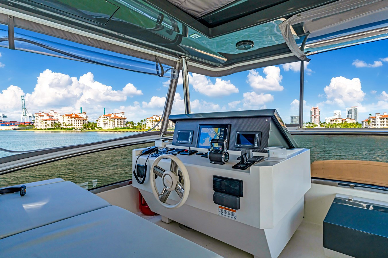 https://arconyachts.ams3.digitaloceanspaces.com/87344/conversions/large_4392635-optimize.jpg
