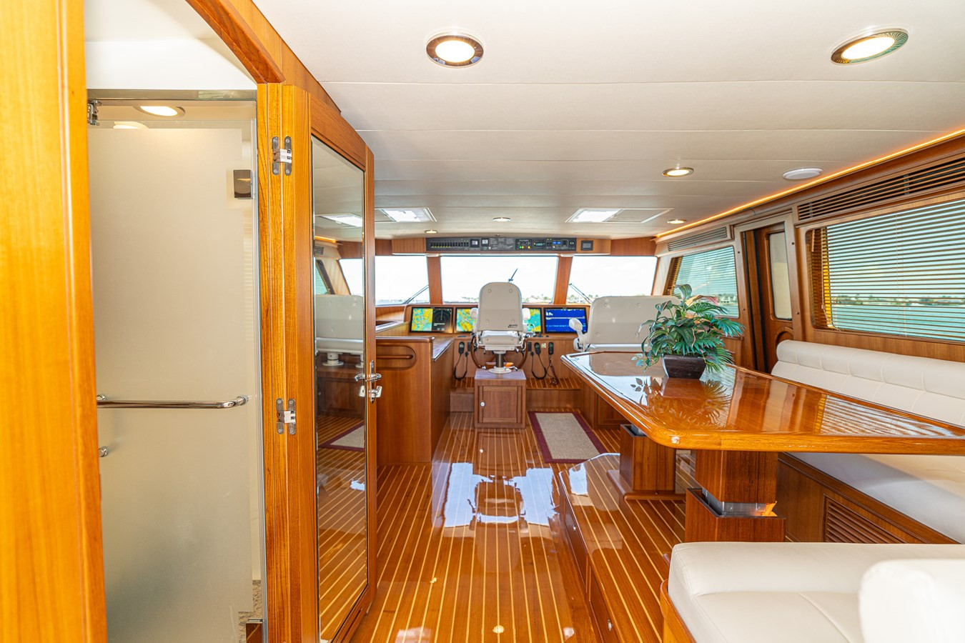 https://arconyachts.ams3.digitaloceanspaces.com/87384/conversions/large_4613183-optimize.jpg