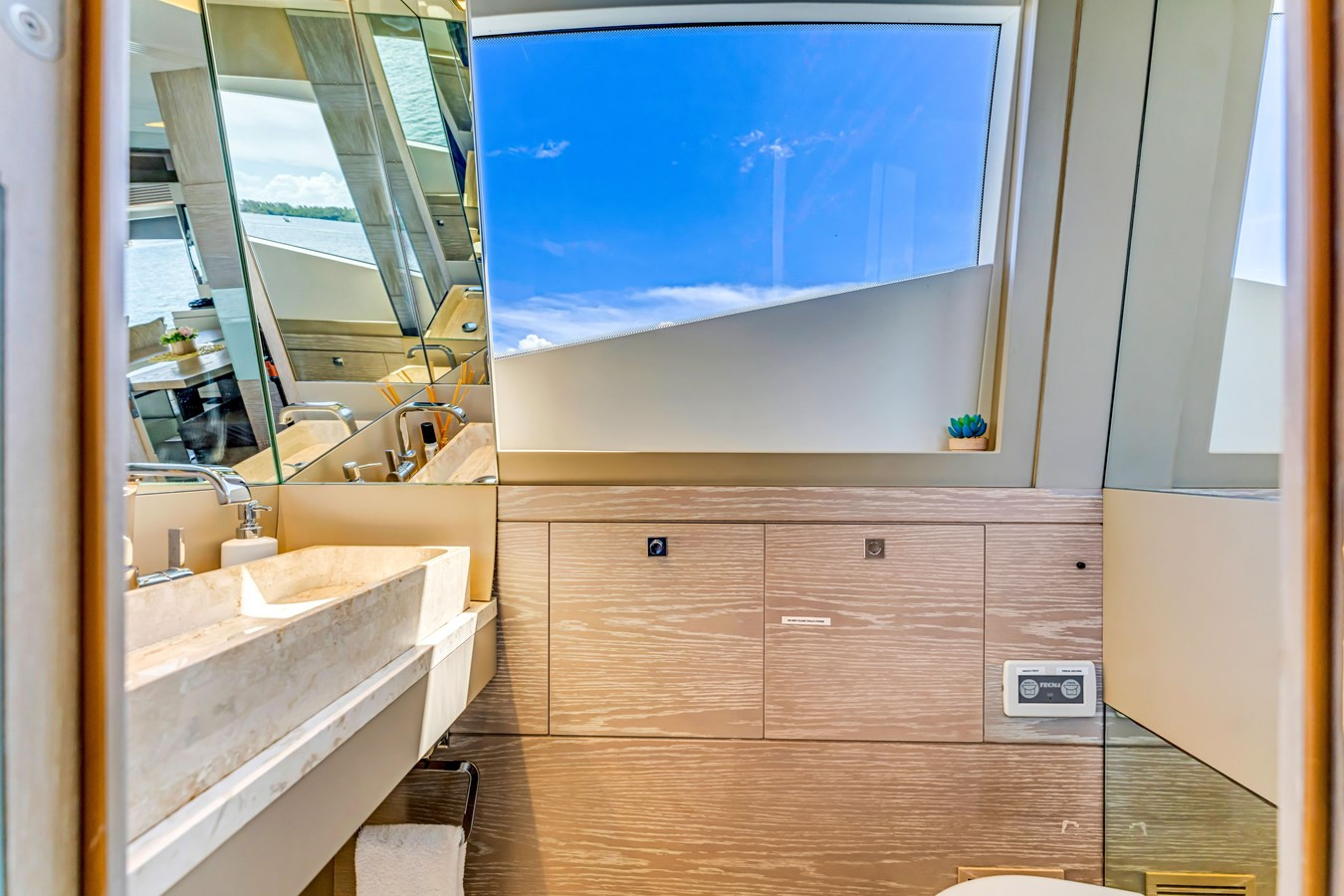 https://arconyachts.ams3.digitaloceanspaces.com/87385/conversions/large_4392649-optimize.jpg