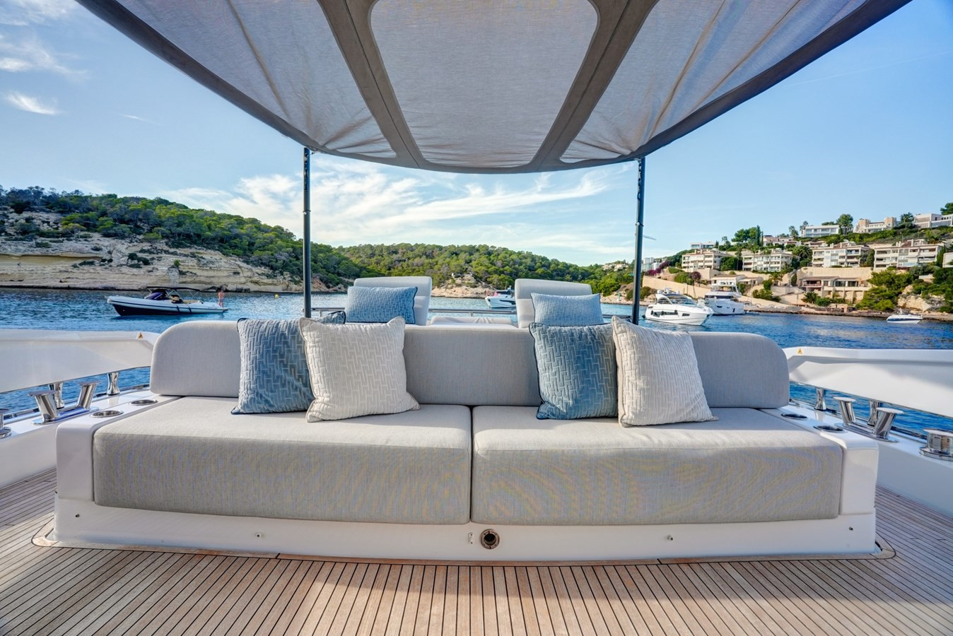 https://arconyachts.ams3.digitaloceanspaces.com/87672/conversions/large_4853657-optimize.jpg