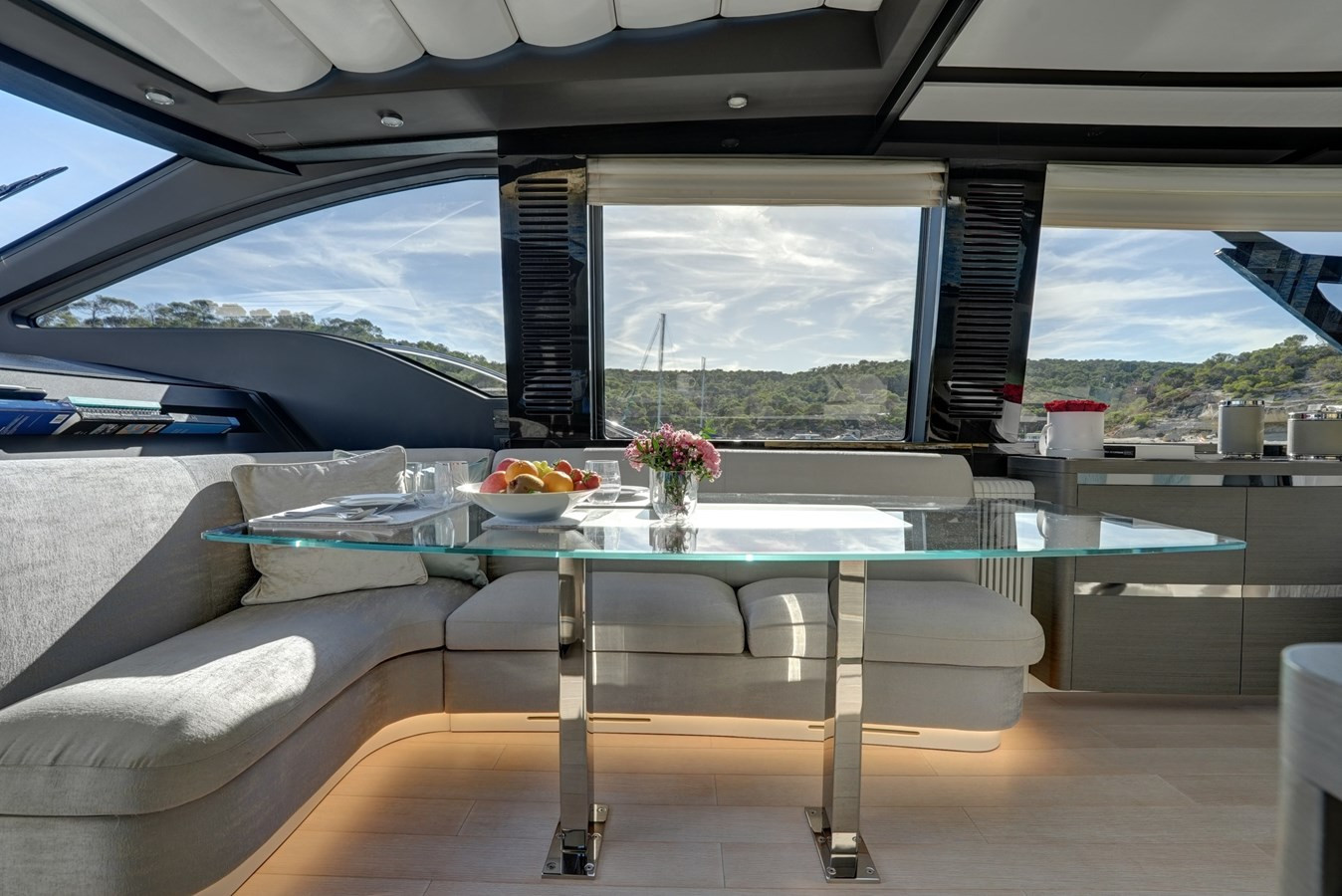 https://arconyachts.ams3.digitaloceanspaces.com/87700/conversions/large_4853667-optimize.jpg