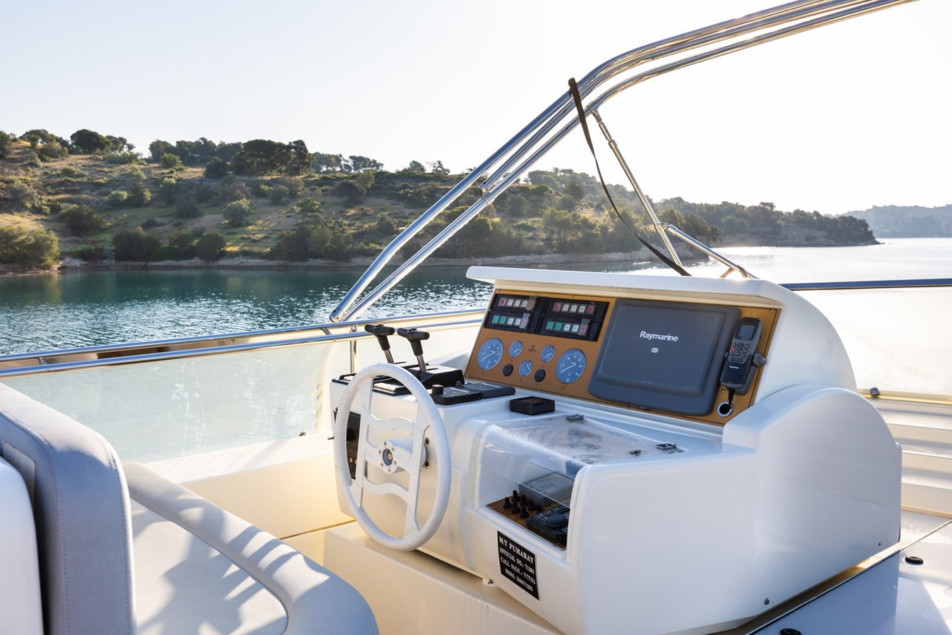 https://arconyachts.ams3.digitaloceanspaces.com/87914/conversions/large_4687175-optimize.jpg