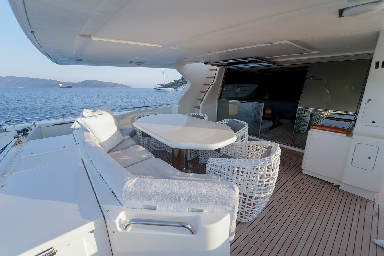 https://arconyachts.ams3.digitaloceanspaces.com/87920/conversions/large_4694415-optimize.jpg